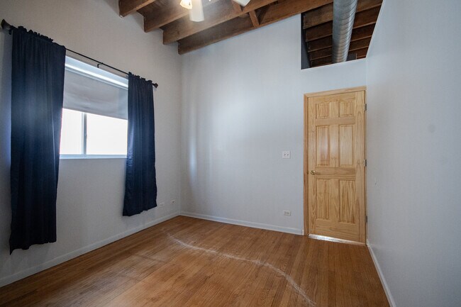 Building Photo - 2849 W Belmont Ave