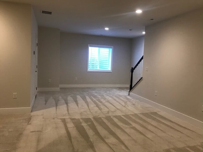 Building Photo - 703 Lakeview Ct
