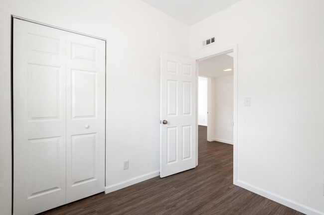 Building Photo - Great fully rehabbed Rental in University ...