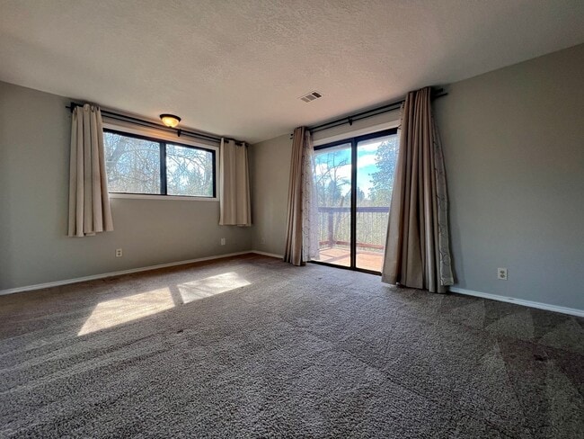 Building Photo - Charming and Spacious Home in a Convenient Gresham Location!