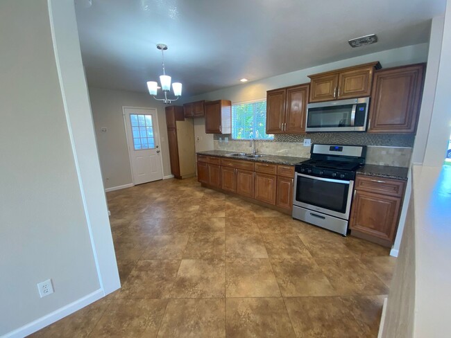 Building Photo - Beautiful Buena Park 4 Bedroom w/ AC For R...