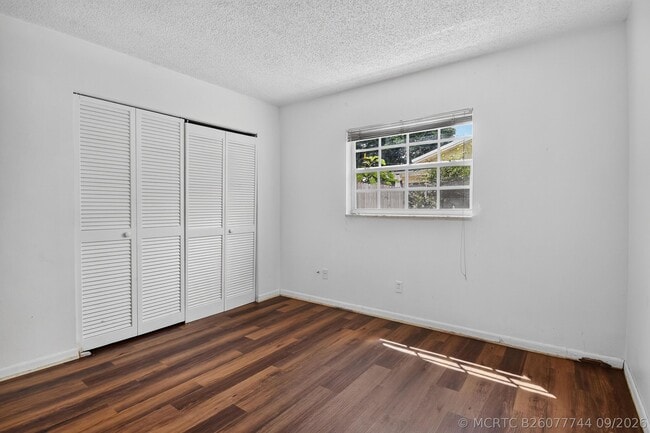 Building Photo - 1102 Westchester Dr E