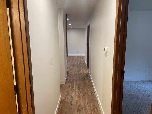 Building Photo - Beautiful 2 Bed, 1 Bath Duplex in SW Portland! Enjoy Private Yard, Spacious Floorplan in a Great ...