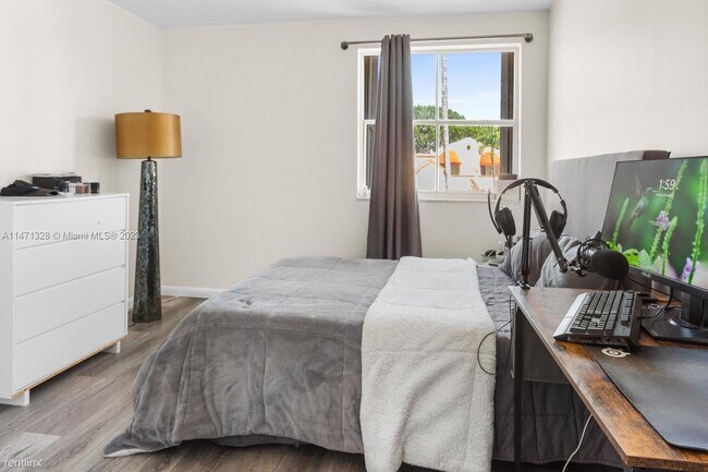 Building Photo - 2 br, 2.5 bath House - 8530 NW 3rd Ln # 411