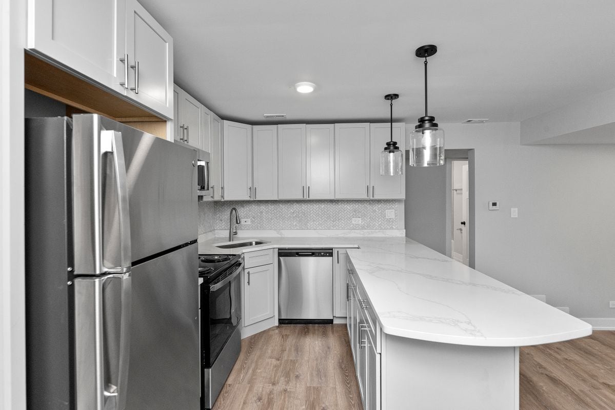 Building Photo - 1220 N La Salle Dr