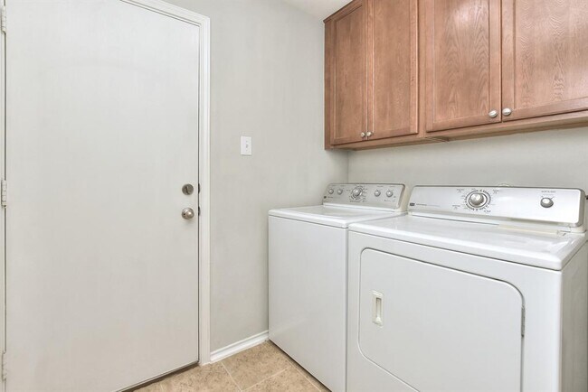 Building Photo - 2206 Weiss Ln