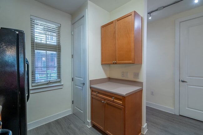 Building Photo - Wonderful 2bd/2bth uptown condo! lots of space in a beautiful building