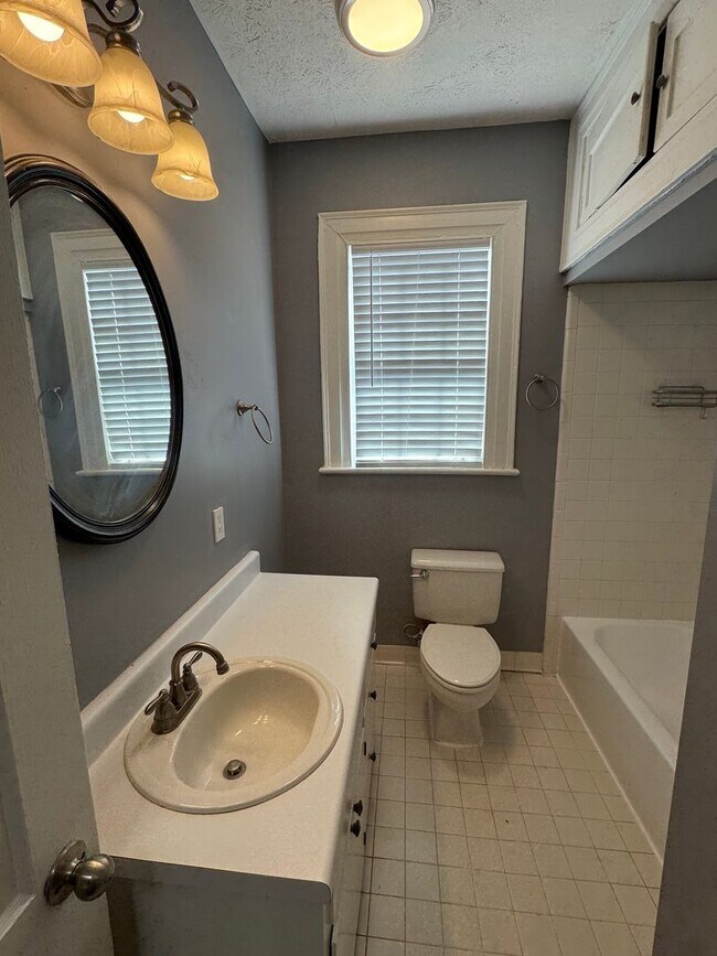 Building Photo - Lovely Cloverdale Idlewild Home