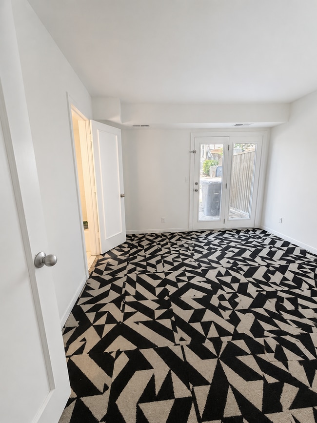 Building Photo - Unique Riverside Townhome