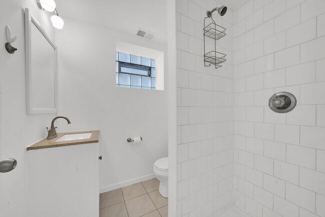 Building Photo - 5527 S Mason Ave