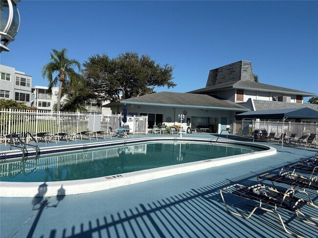 Building Photo - 2223 Park Ln