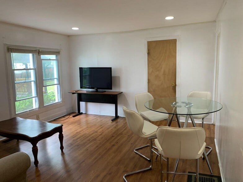 Primary Photo - 16 Goethe St