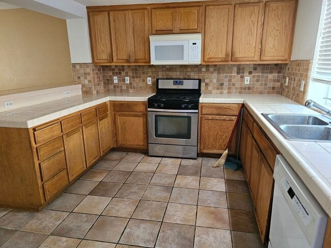 Building Photo - Split Level 4 Bedroom  2.5 Bath Town Home
