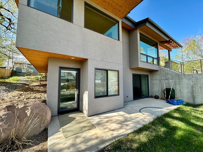 Building Photo - Modern 1BR Apt. (Built 2023), Walk to Down...