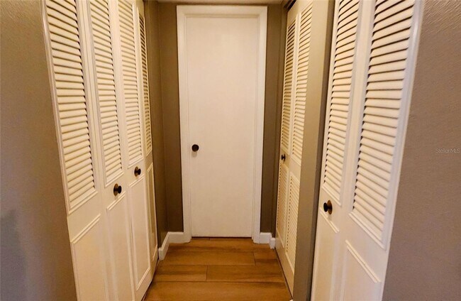 Building Photo - Adorable 1/1 condo with dock and amenity community