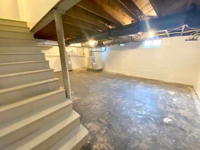 Building Photo - JUST REDUCED!!  Gorgeous 3 Bedroom Renovat...
