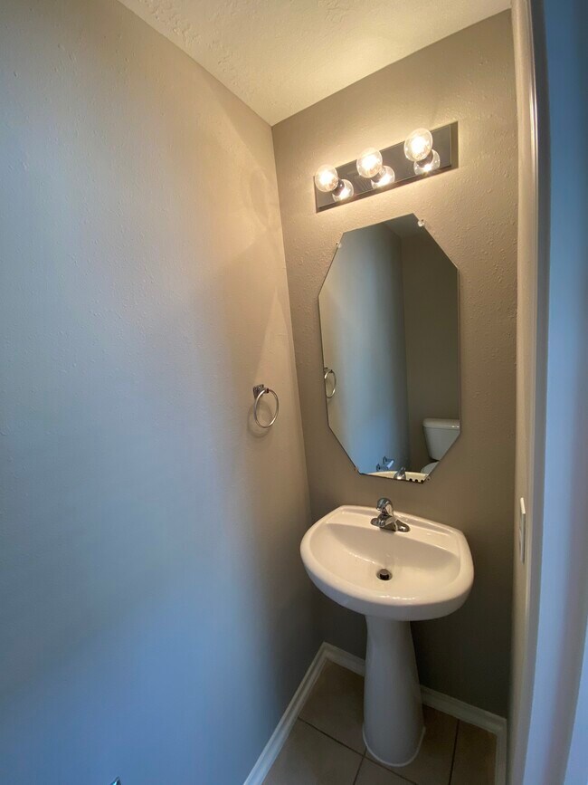 Building Photo - 17234 Oakwood Chase Dr