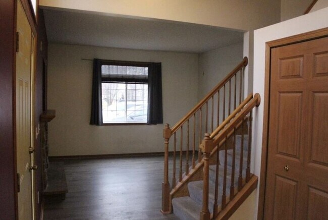 Building Photo - End Unit Townhome *3Bed/2.5 Bath*3 Season Porch! Available 10/1.