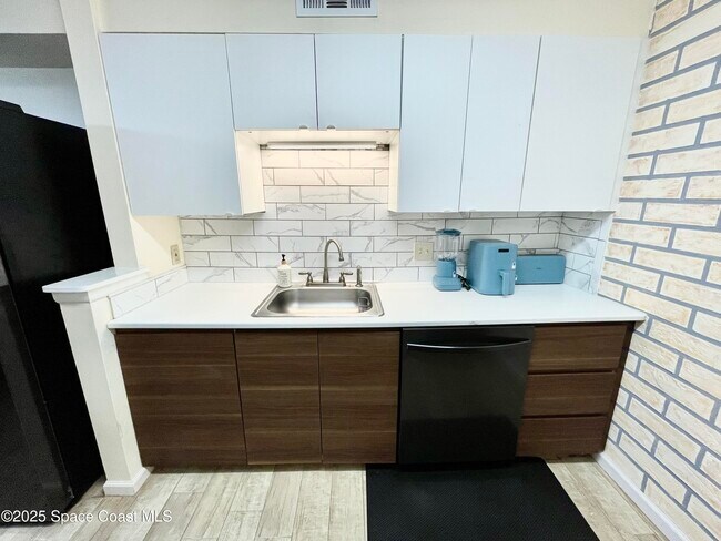 Building Photo - 225 S Tropical Trail