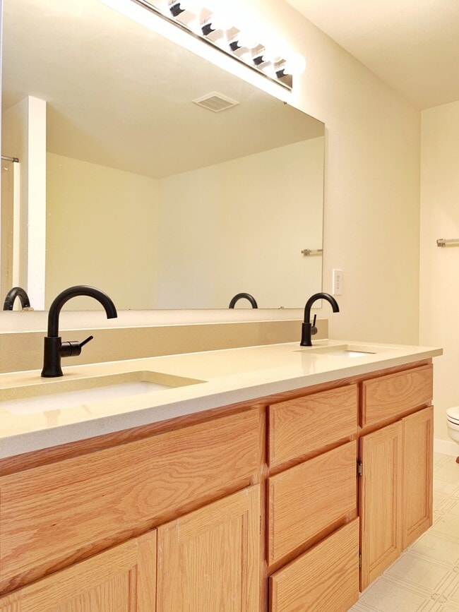 Building Photo - Bright and airy 4 bed!