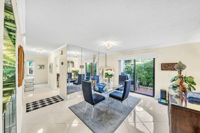 Building Photo - 9285 Vista del Lago