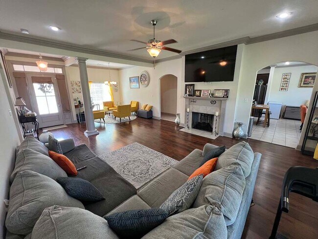 Building Photo - 18063 River Landing Dr