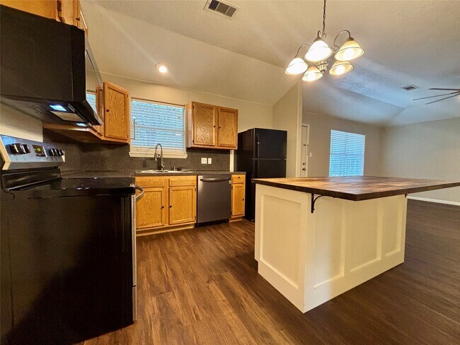 Building Photo - 10642 Royal Pines Dr