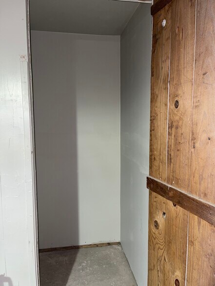 Storage Unit - 4315 W Alabama St