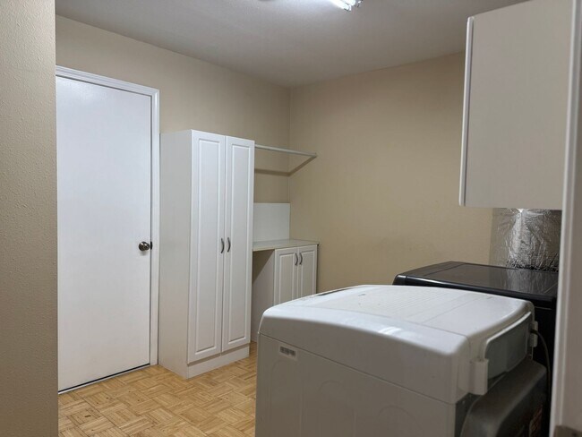 Building Photo - Charming 3 bedroom,  2 Bathroom in the cen...