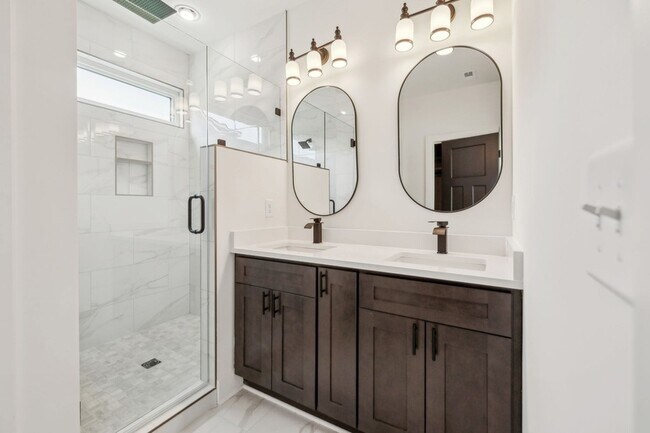 Building Photo - 815 Oconnor St