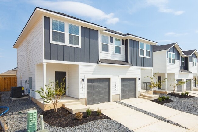 Building Photo - 4 Week Free Move-In Special! Well-Maintained Townhome w/ Open Layout & Great Accessibility