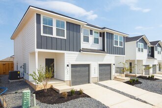 Building Photo - 4 Weeks Free!!! Like New in Abbott Run!