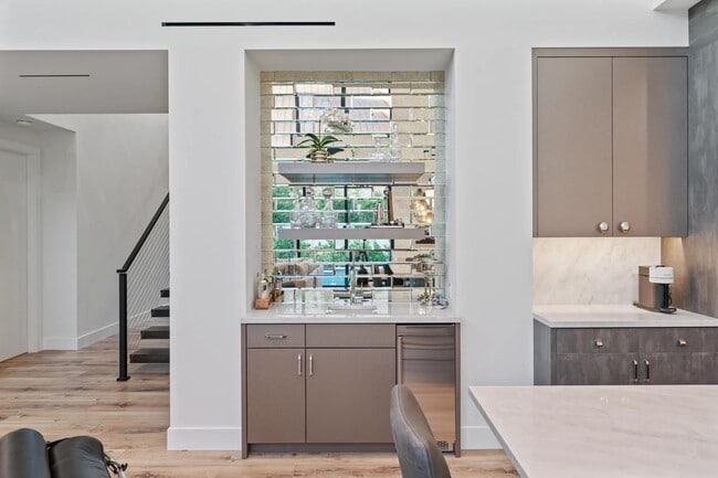 Building Photo - 214 28th St