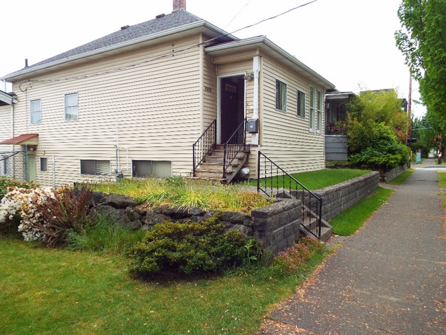 Building Photo - 2212 15th Ave S