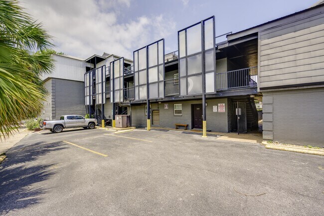 Building Photo - 2020 S Congress Ave