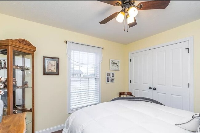 Building Photo - HELLO Georgeous 3 bdrm, 2 bath Single Fami...