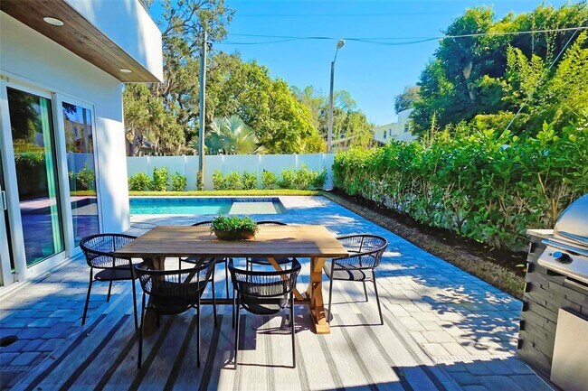 Building Photo - Bold Sarasota Bay Luxury Custom Home, 5 beds/4 baths, Private pool.