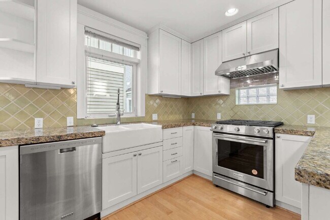 Building Photo - Stunning Capitol Hill Townhome in Prime Seattle Location – 3BR / 3BA Available June 7