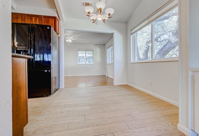 Building Photo - 2400 Spring Creek Dr