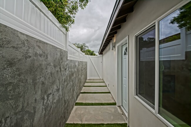 Building Photo - NEWLY BUILT, LUXURIOUS & BRIGHT, 1BR1BA AD...