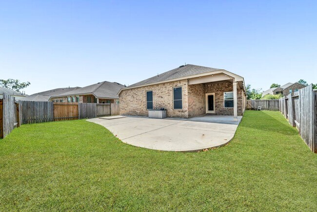Building Photo - 18739 Laurel Hills Dr