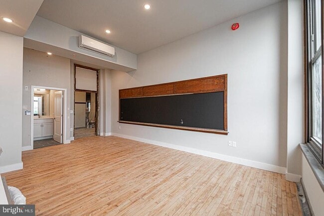 Building Photo - 1300 S 19th St