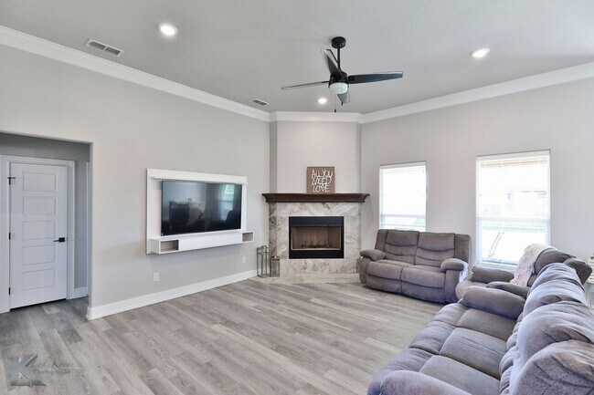 Building Photo - 4 bedroom, EXECUTIVE RENTAL!