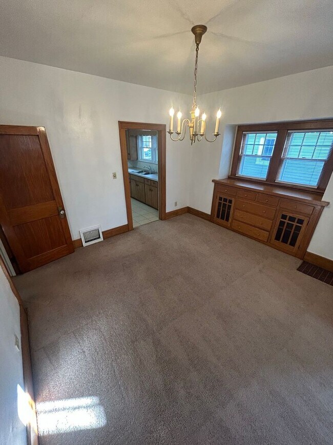 Building Photo - 1439 Vassar Dr