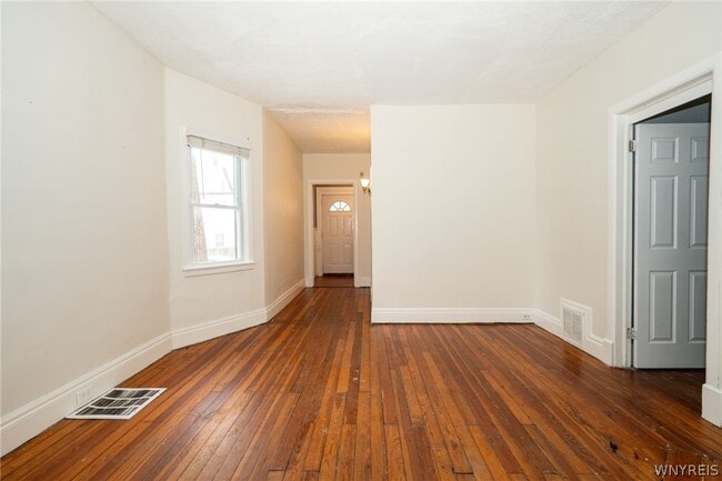 Building Photo - 11 Hoyt St