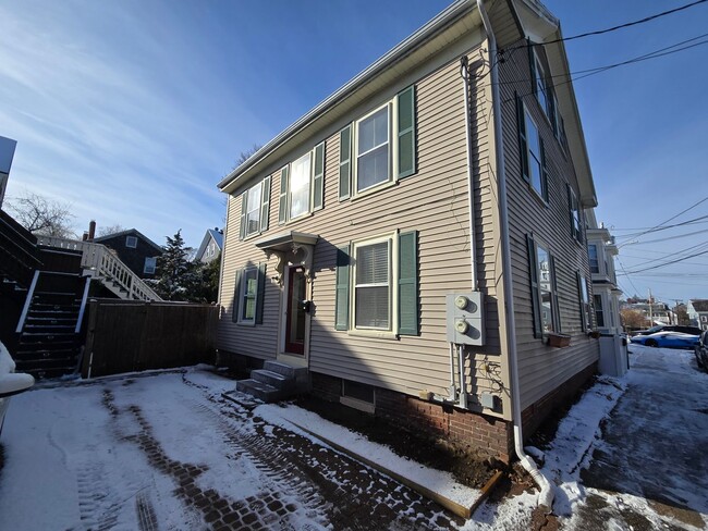 Building Photo - 18 School St