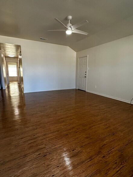 Building Photo - 409 Topeka Ct