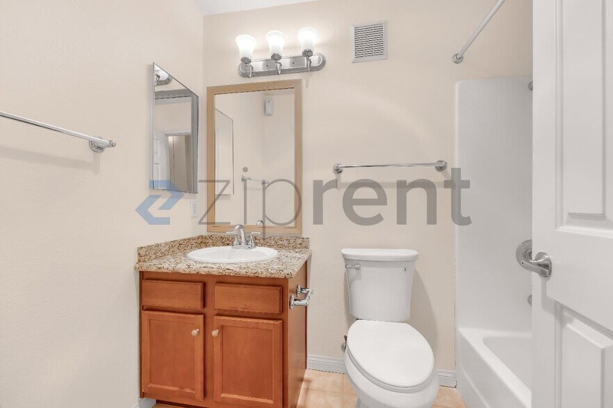Building Photo - Unit 1008
