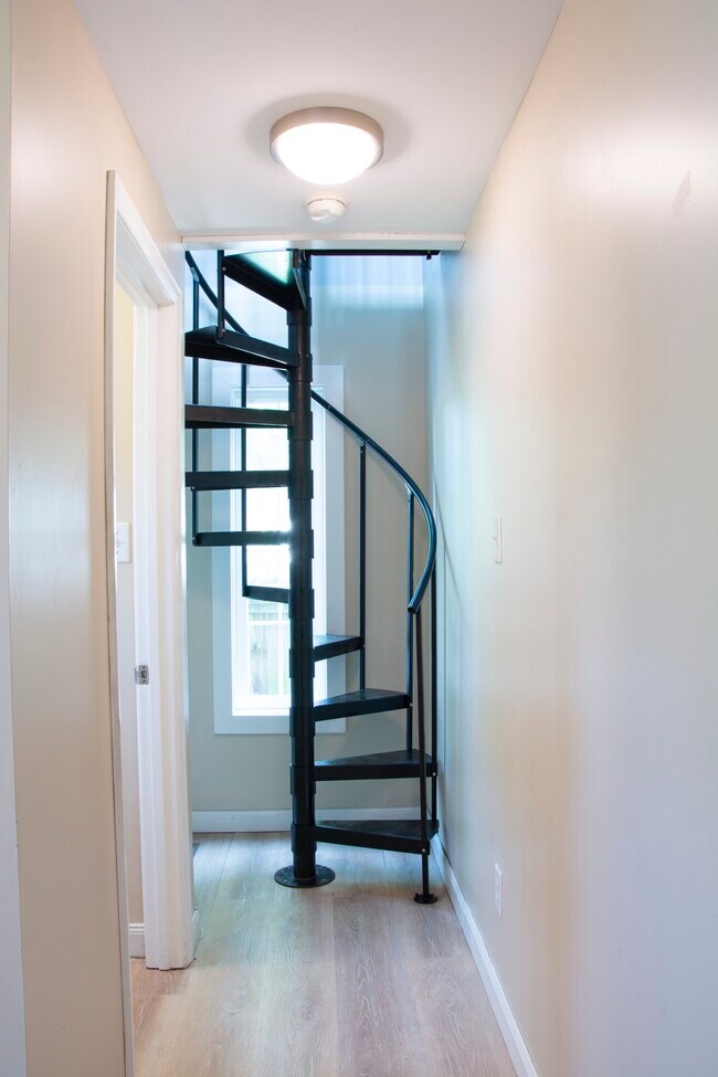 Building Photo - 714 Spring St