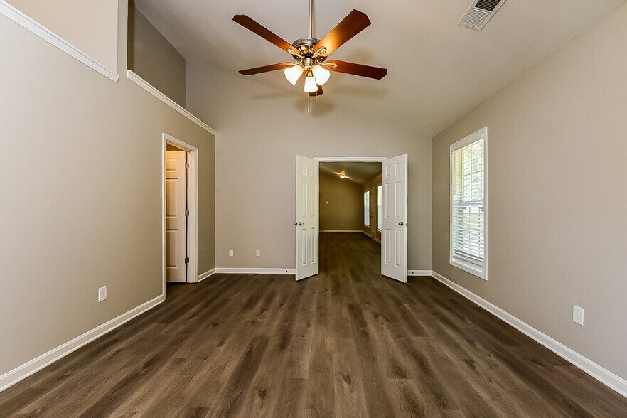 Building Photo - 433 Eglington Tr